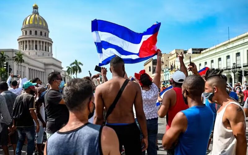 Cubanos recorrem a mercado ilegal para comprar remédios