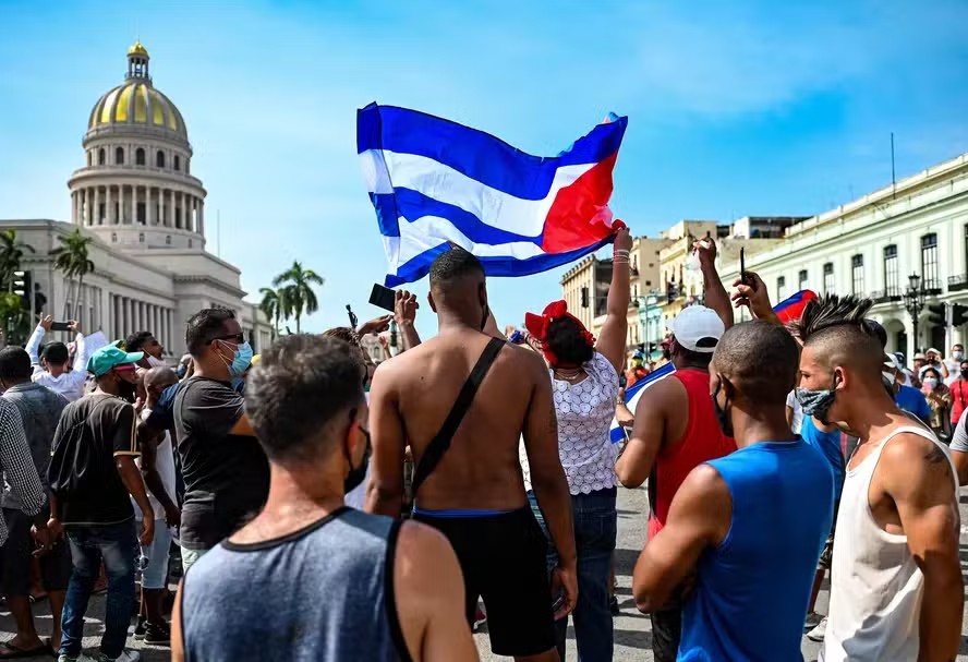 Cubanos recorrem a mercado ilegal para comprar remédios