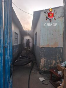 Incêndio em casa no Recanto das Emas mobiliza bombeiros