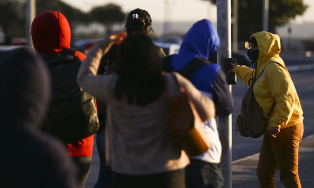 Frente fria e instabilidade trazem temporais e ventania ao Brasil
