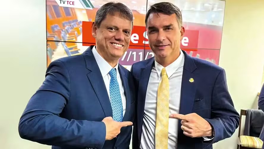 Tarcísio recrudesce tom e cobra explicações de Flávio sobre caso Master