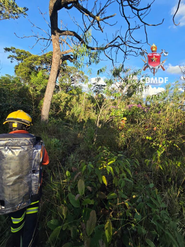 Bombeiros resgatam homem com fraturas em área rural de Brazlândia