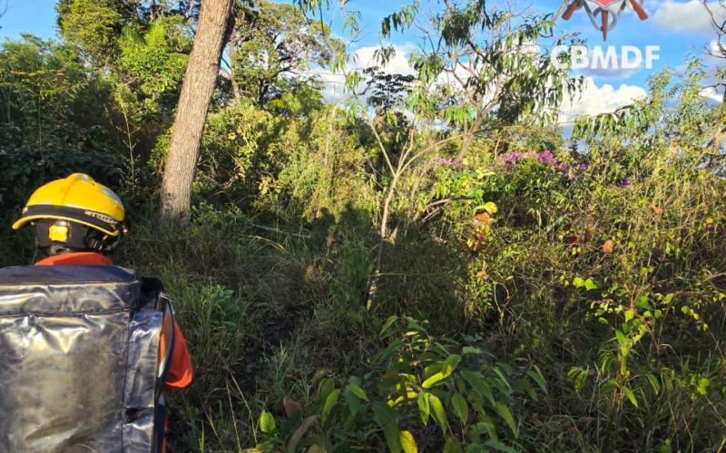 Bombeiros resgatam homem com fraturas em área rural de Brazlândia