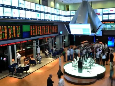 Bolsa abre após atraso; dólar sobe com Fed no radar