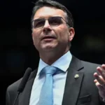 Flávio Bolsonaro nega deixar corrida e cita 'guerra psicológica