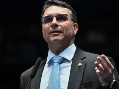 Flávio Bolsonaro nega deixar corrida e cita 'guerra psicológica