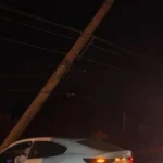 Carro bate em poste no Altiplano Leste e motorista sai ileso