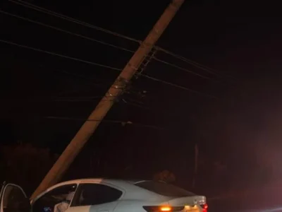 Carro bate em poste no Altiplano Leste e motorista sai ileso