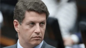 Salles troca suplente e ex-deputado do PL entra na chapa ao Senado